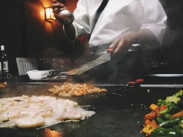 Kucharz przygotowujący potrawę